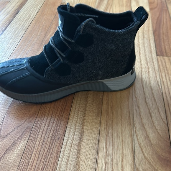 Final sale- Sorel snow boots in gently used condition size 9 - Picture 3 of 10